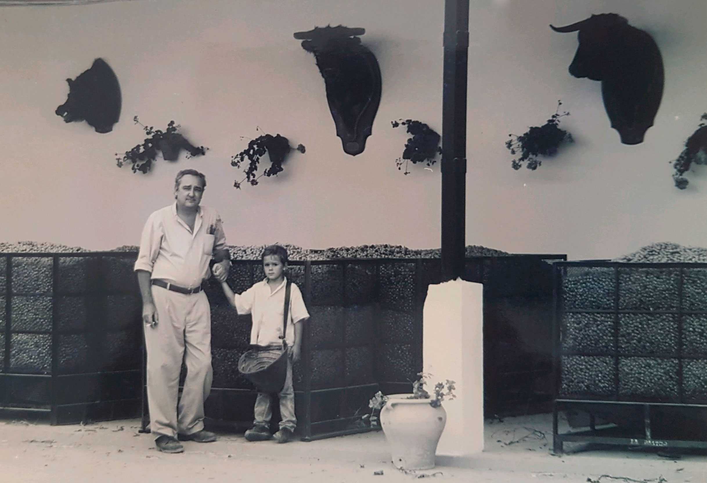 Carlos Núñez Pol con su hijo Carlos en 1999, en la explotación agrícola.